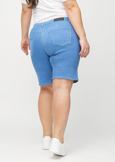 Blå regular middle shorts set bagfra på en plus-size model, så man kan se hele produktet.