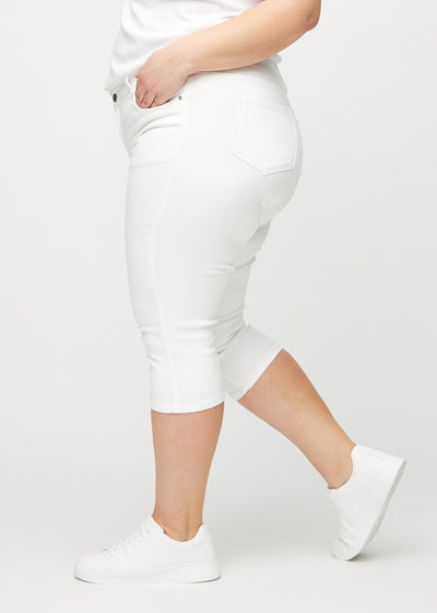 Hvide skinny capris set fra siden på en plus-size model.