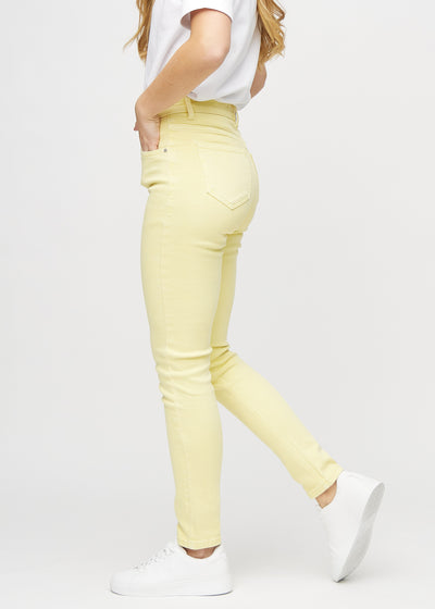 Lysegule slim jeans set fra siden på model.