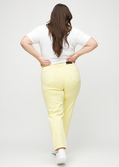 Lysegule regular jeans set bagfra på en plus-size model, så man kan se hele produktet.