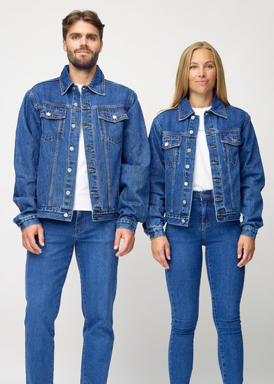 Unisex mørkeblå denim jakke set forfra på herre- og damemodel, viser klassisk design med lige snit og knapper langs fronten. Jakken er i farven Oceans.