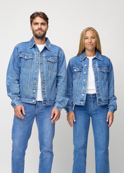 Unisex blå denim jakke set forfra på herre- og damemodel, viser klassisk design med lige snit og knapper langs fronten. Jakken er i farven Rivers.